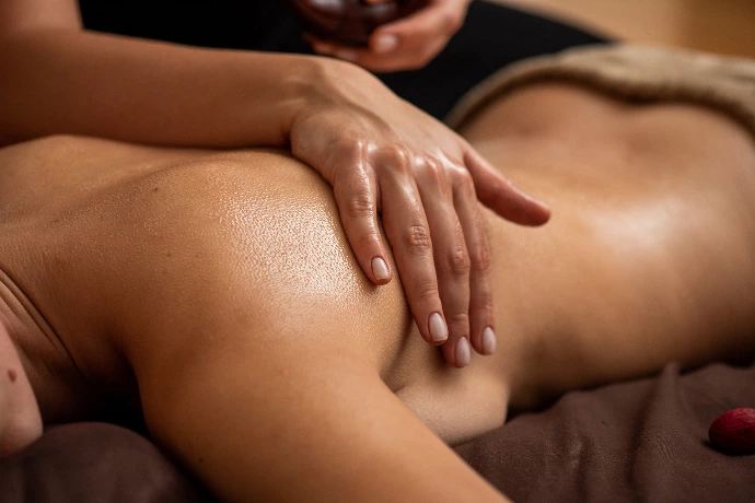 Massage sur-mesure du dos et des épaules pratiqué par Etugen à Serre Chevalier